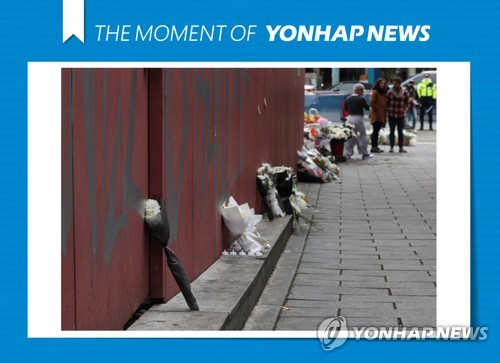 梨泰院の事故現場近くに花が供えられている＝１３日、ソウル（聯合ニュース）