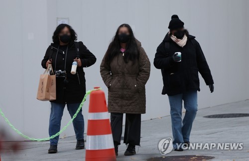 서울 광화문광장에서 두툼한 옷을 입은 외국인 관광객들이 길을 걷고 있다. [연합뉴스 자료사진]