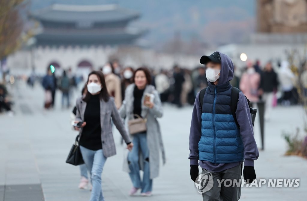 서울 광화문광장에서 두툼한 옷을 입은 시민들이 걷고 있다. [연합뉴스 자료사진]