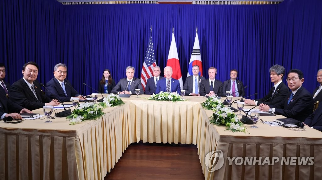 (LEAD) Yoon, Biden et Kishida d'accord pour renforcer la dissuasion face à la Corée du Nord