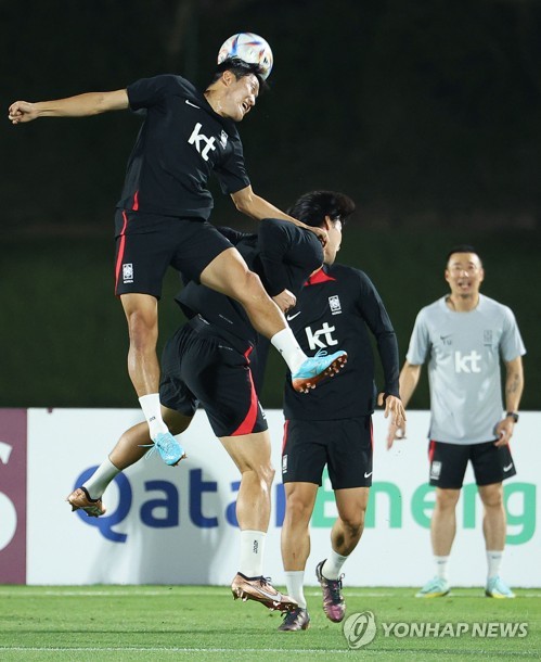 Son Jun-ho of South Korea (L) heads the ball during a training session for the FIFA World Cup at Al Egla Training Site in Doha, on Nov. 15, 2022. (Yonhap)