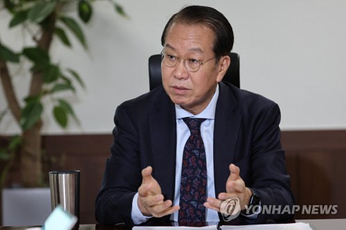 La foto de archivo muestra al ministro de Unificación de Corea del Sur, Kwon Young-se, hablando durante una entrevista concedida, el 16 de noviembre de 2022, a la Agencia de Noticias Yonhap, en el ministerio, en Seúl.