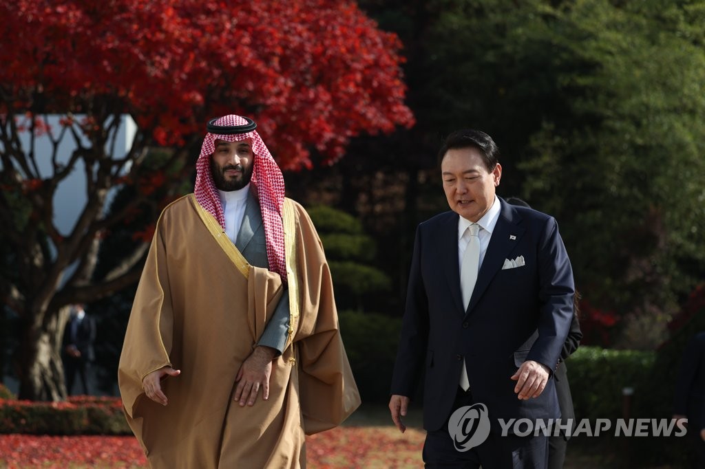 South Korean President Yoon Suk-yeol (R) and Saudi Crown Prince and Prime Minister Mohammed bin Salman take a stroll after holding talks at the presidential residence in Seoul on Nov. 17, 2022, in this photo provided by the presidential office. (PHOTO NOT FOR SALE) (Yonhap)