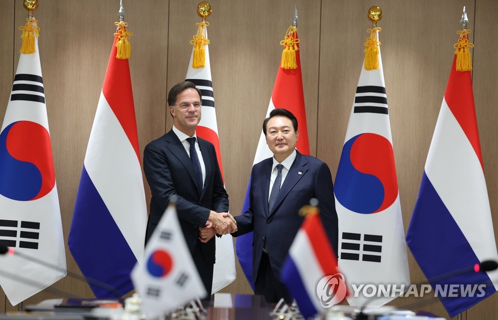 President Yoon Suk Yeol (R) poses for a photo with Dutch Prime Minister Mark Rutte prior to their talks at the presidential office in Seoul on Nov. 17, 2022. (Yonhap)