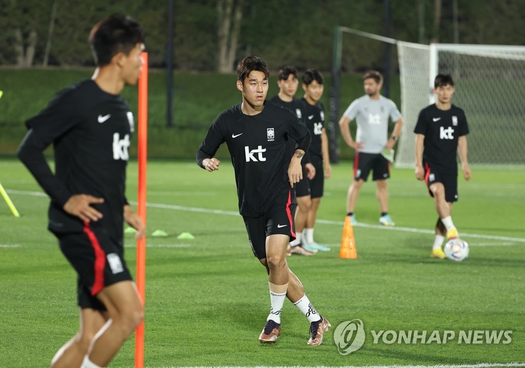 South Korean midfielder Song Min-kyu (C) trains for the FIFA World Cup at Al Egla Training Site in Doha on Nov. 17, 2022. (Yonhap)