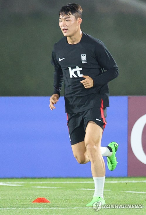 In this file photo from Nov. 17, 2022, Oh Hyeon-gyu of South Korea trains for the FIFA World Cup at Al Egla Training Site in Doha. (Yonhap)