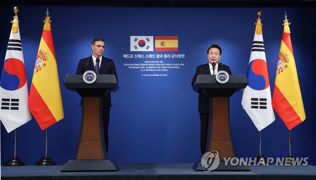 El presidente surcoreano, Yoon Suk-yeol (dcha.), habla durante una conferencia de prensa conjunta con el presidente del Gobierno de España, Pedro Sánchez Pérez-Castejón, después de sostener una reunión cumbre bilateral, el 18 de noviembre de 2022, en la oficina presidencial, en Seúl. 