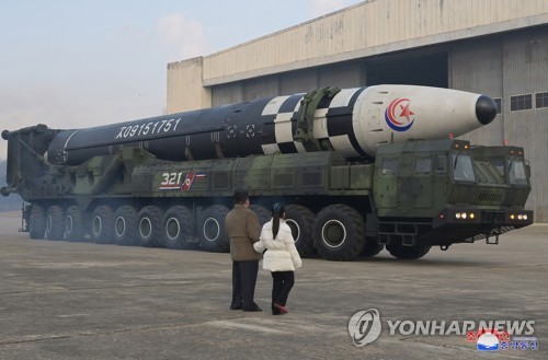 正恩氏の娘（白い服の少女）が初めて公の場に登場した＝（朝鮮中央通信＝聯合ニュース）≪転載・転用禁止≫