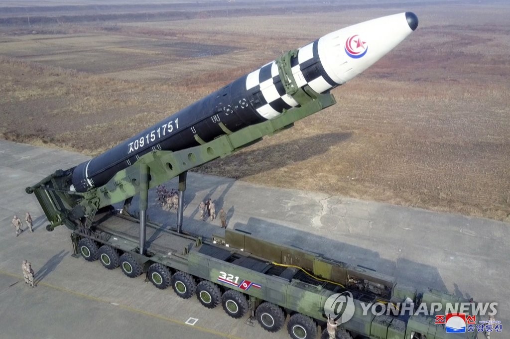 La foto, publicada, el 19 de noviembre de 2022, por la Agencia Central de Noticias de Corea del Norte, muestra un ICBM Hwasong-17 siendo erigido, el día anterior, para un lanzamiento de prueba. (Uso exclusivo dentro de Corea del Sur. Prohibida su distribución parcial o total)
