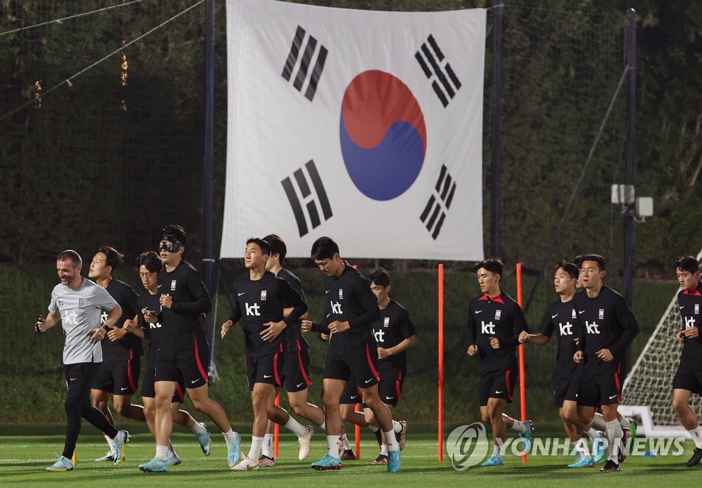 South Korean players warm up before a training session for the FIFA World Cup at Al Egla Training Site in Doha on Nov. 19, 2022. (Yonhap)