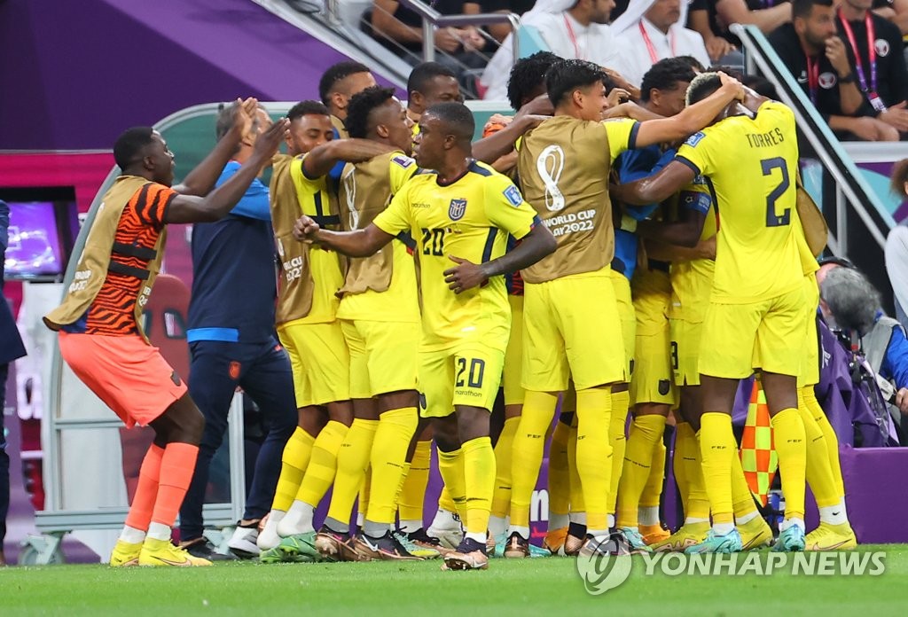 Ecuador players celebrate after Enner Valencia's goal against Qatar during the teams' Group A match at the FIFA World Cup at Al Bayt Stadium in Al Khor, Qatar, on Nov. 20, 2022. (Yonhap)