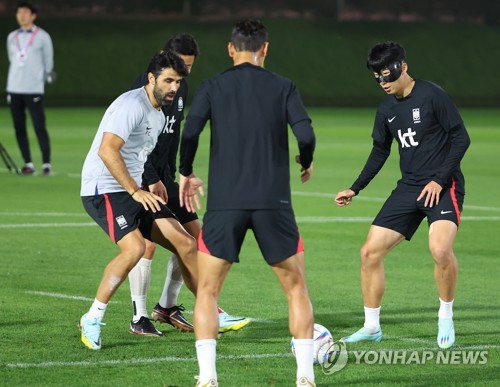 Son Heung-min of South Korea (R) trains for the FIFA World Cup at Al Egla Training Site in Doha on Nov. 22, 2022. (Yonhap)