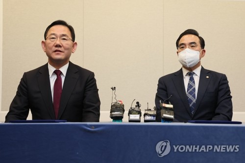 Rep. Joo Ho-young (L) and Rep. Park Hong-geun, floor leaders of the ruling People Power Party and the main opposition Democratic Party, hold a joint press conference to announce an agreement to carry out a parliamentary probe into Itaewon tragedy at the National Assembly in western Seoul on Nov. 23, 2022. (Yonhap)