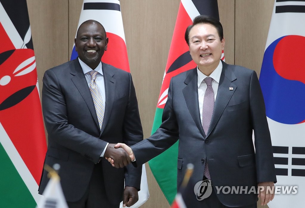 President Yoon Suk-yeol (R) shakes hands with Kenyan President William Ruto during the summit held at the presidential compound in Yongsan, Seoul, in this pool photo taken Nov. 23, 2022. (Yonhap) 