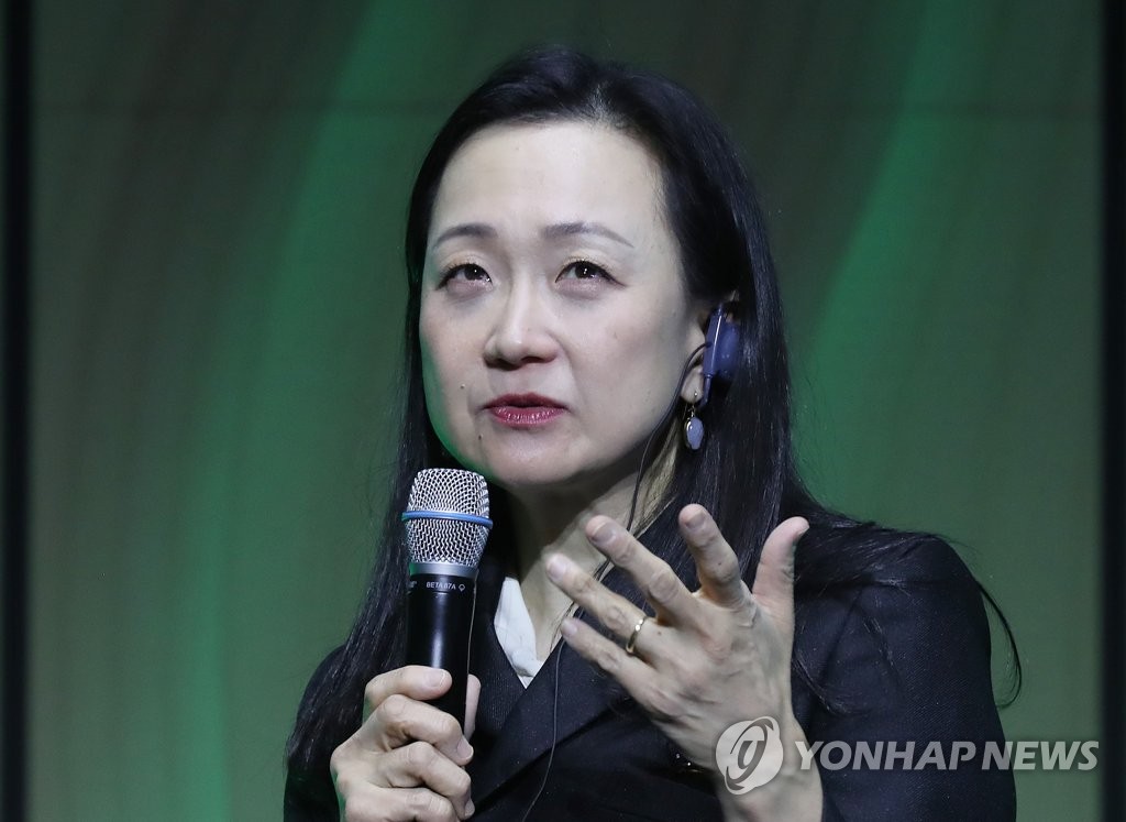 Esta foto, tomada el 23 de noviembre de 2022, muestra al autor coreano-estadounidense Min Jin Lee hablando durante una reunión con lectores en Bucheon, cerca de Seúl. (Yonhap)