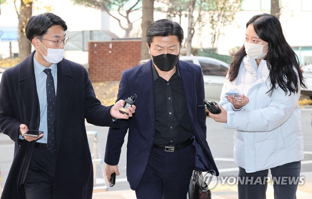 Former Yongsan Police Station chief Lee Im-jae (C) appears for questioning at the special police investigation team's office in western Seoul, in this file photo taken Nov. 24, 2022. (Yonhap)