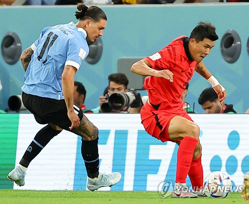 Kim Min-jae of South Korea (R) tries to hold off Darwin Nunez of Uruguay during the countries' Group H match at the FIFA World Cup at Education City Stadium in Al Rayyan, west of Doha, on Nov. 24, 2022. (Yonhap)