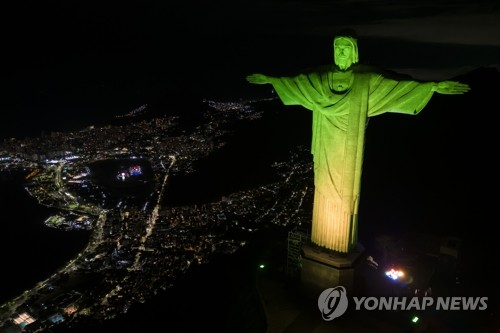 세르비아전 승리 기념차 브라질 국기 색으로 밝힌 예수상