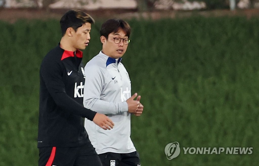 South Korean midfielder Hwang Hee-chan (L) prepares for a training session for the FIFA World Cup at Al Egla Training Site in Doha on Nov. 25, 2022. (Yonhap)