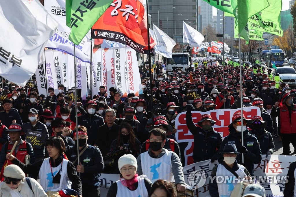 대북적대정책 중단 외치며 행진하는 서울민중대회 참가자들