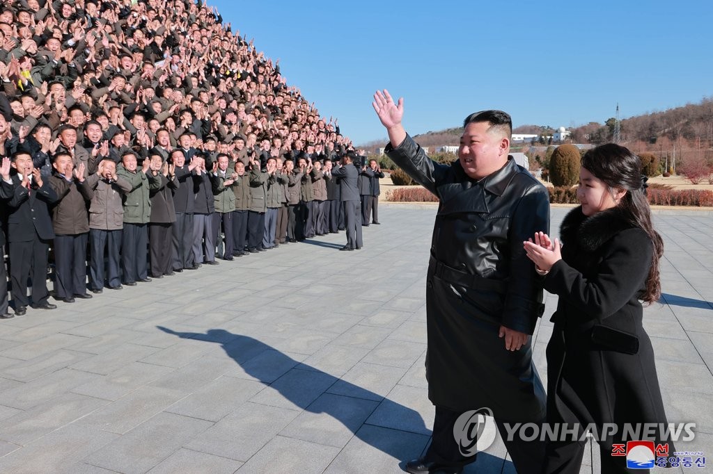 김정은, ICBM 공로자들과 기념사진…둘째딸 또 동행