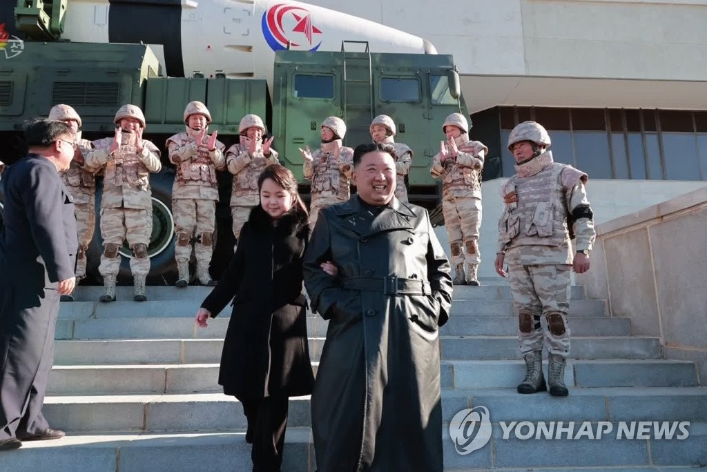 北朝鮮メディアは２７日、金正恩氏が１８日の「火星１７」の発射に携わった功労者と記念撮影したと報じた。娘と歩く正恩氏（朝鮮中央テレビの画面より）＝（聯合ニュース）≪転載・転用禁止≫