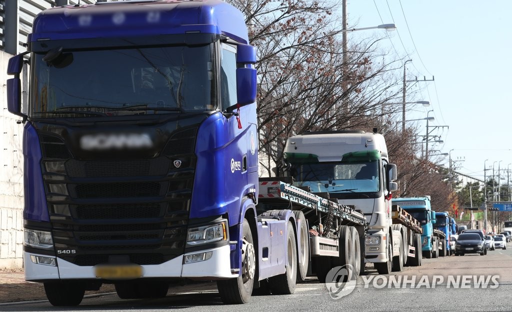 资料图片：11月27日，在庆尚北道浦项市，多辆货车停放在浦项钢铁工业区内。 韩联社
