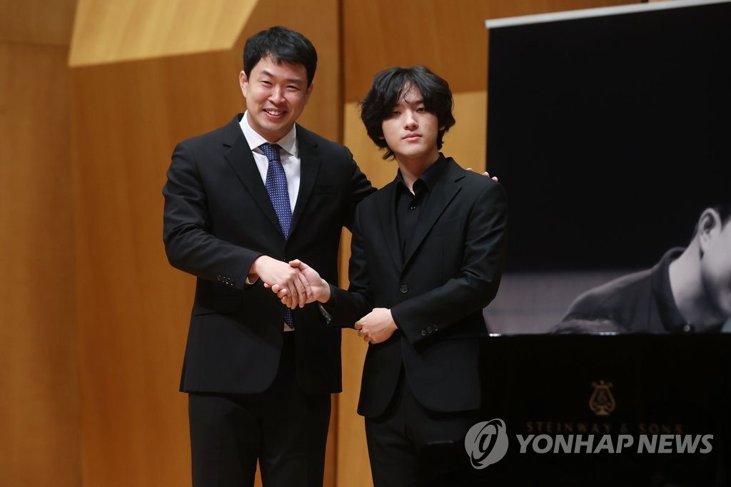 El pianista Lim Yun-chan (dcha.) y Hong Suk-won, director de la Orquesta Sinfónica de Gwangju, posan para una foto, durante una conferencia de prensa para promover el álbum en vivo "Beethoven, Isangyun, Barber", el 28 de noviembre de 2022, en la Sala de Artes Kumho Yonsei, en Seúl.