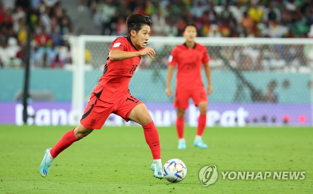 Lee Kang-in of South Korea dribbles the ball against Ghana during the teams' Group H match at the FIFA World Cup at Education City Stadium in Al Rayyan, west of Doha, on Nov. 28, 2022. (Yonhap)