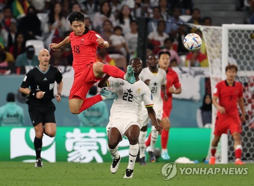 Lee Kang-in of South Korea (L) and Kamaldeen Sulemana of Ghana battle for the ball during the countries' Group H match at the FIFA World Cup at Education City Stadium in Al Rayyan, west of Doha, on Nov. 28, 2022. (Yonhap)