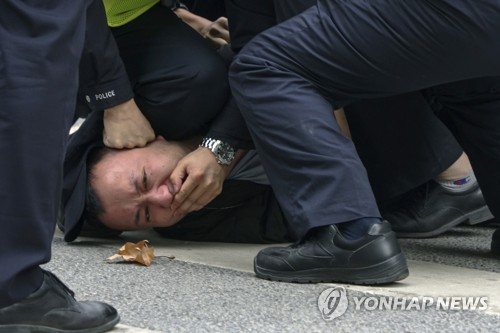 중국 공안에 제압당하는 '제로 코로나' 항의시위 참가자