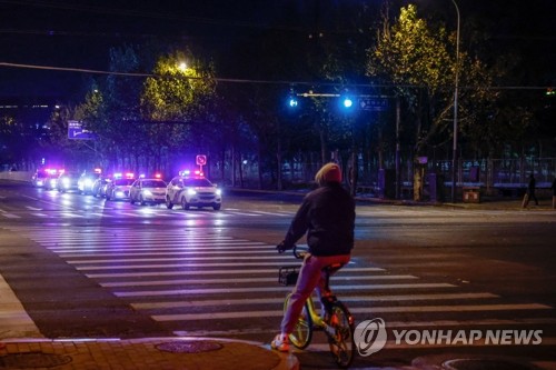 [르포] 경찰차 수백대 경광등 번쩍번쩍…베이징 대사관 밀집지역 긴장감