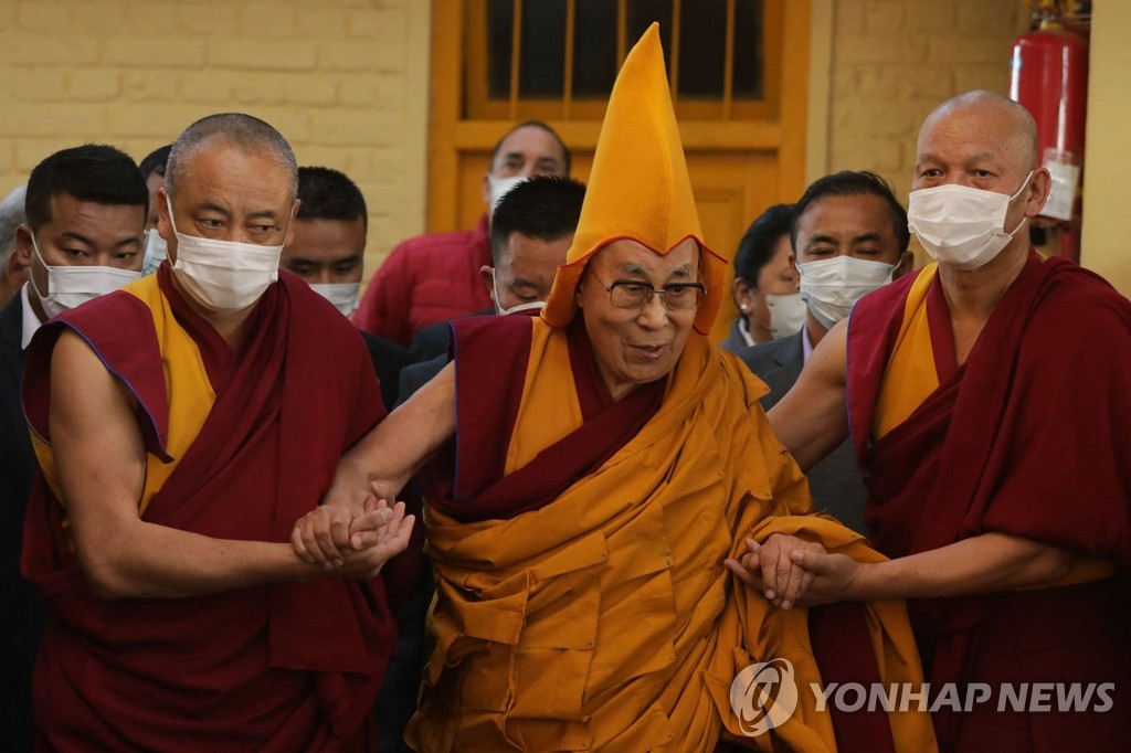 기도하러 사원에 도착하는 달라이 라마
