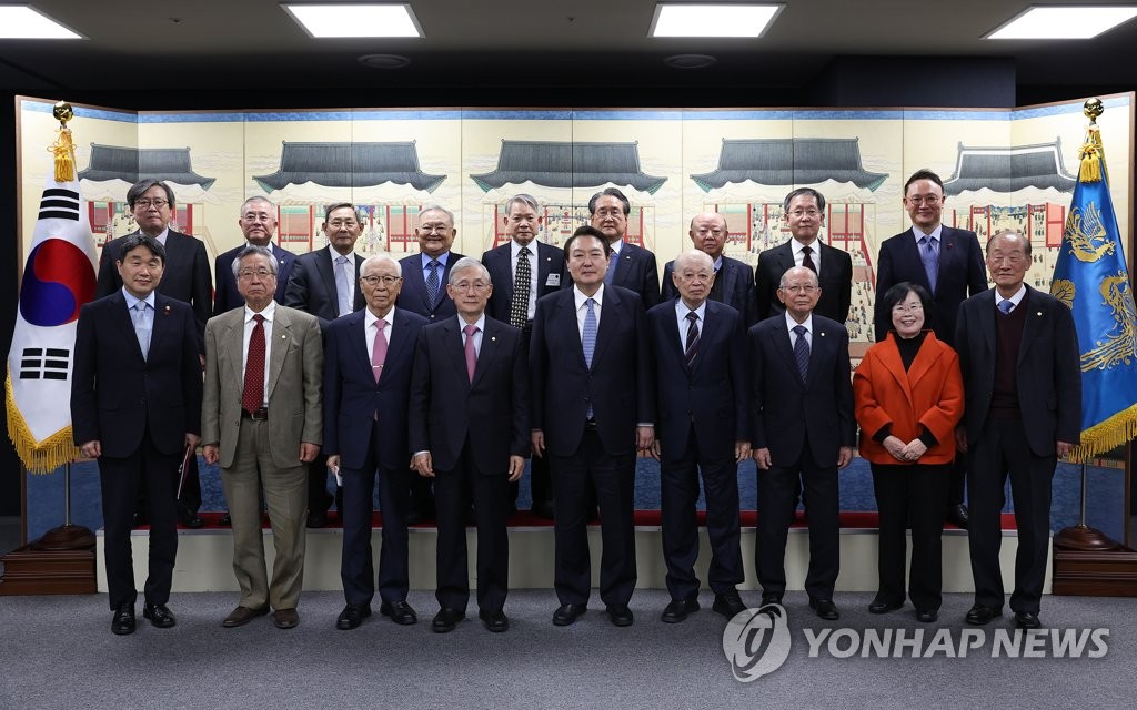 Yoon se reúne con un grupo de científicos y académicos