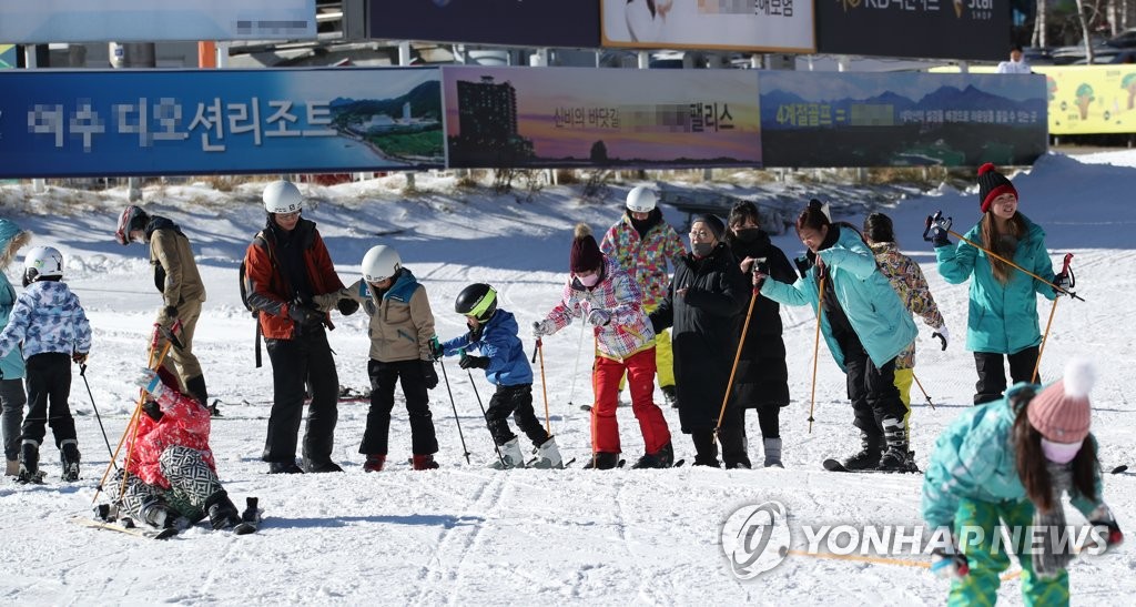 스키 배우는 동남아 관광객들