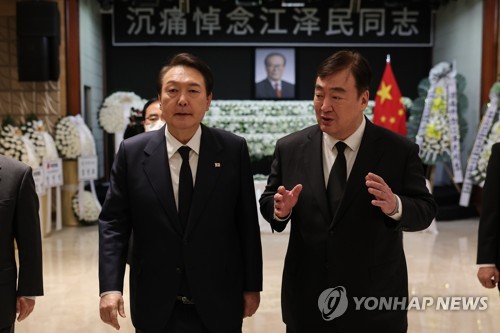 الرئيس يون يزور السفارة الصينية لدى سيئول لتقديم التعازي في وفاة الرئيس الصيني السابق