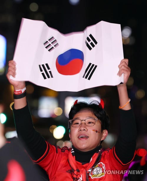 تشجيع المنتخب الكوري الجنوبي في ميدان كوانغ هوا-مون