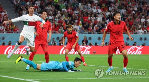 (كأس العالم) اللاعب كيم يونغ- كوان يحرز هدف التعادل لكوريا في الدقيقة الـ27 من الشوط الأول