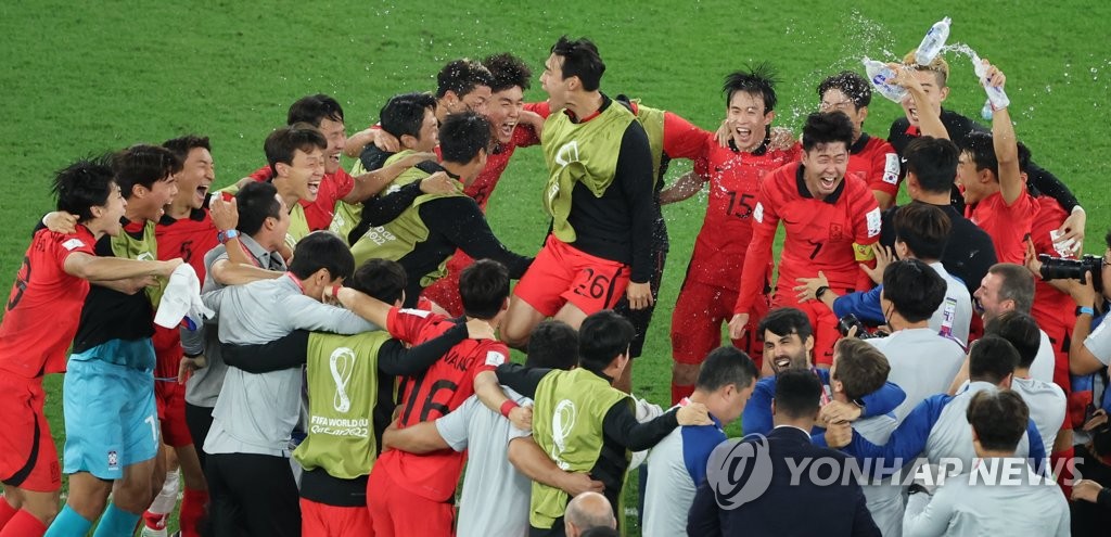 South Korean players celebrate their 2-1 victory over Portugal in the teams' Group H match to clinch a knockout berth at the FIFA World Cup at Education City Stadium in Al Rayyan, west of Doha, on Dec. 2, 2022. (Yonhap)