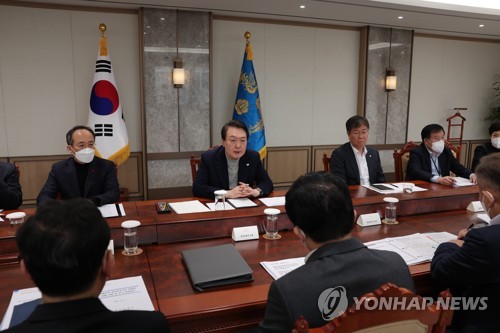Le président Yoon Suk-yeol prend la parole lors d'une réunion des ministres organisée au bureau présidentiel dans un contexte de grève des camionneurs, le dimanche 4 décembre 2022. (Photo fournie par le bureau présidentiel. Revente et archivage interdits)