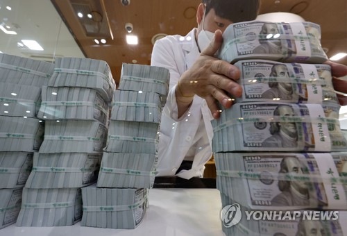 강달러에 주요국 외환보유액 급감…한국 '의외의 선방' 이유는