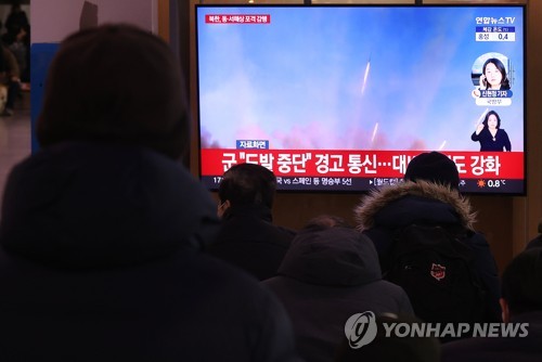 北朝鮮は５日にも海上の緩衝区域に向けて砲撃を行った。韓国・ソウル駅の待合室でニュースを見る市民＝５日、ソウル（聯合ニュース）