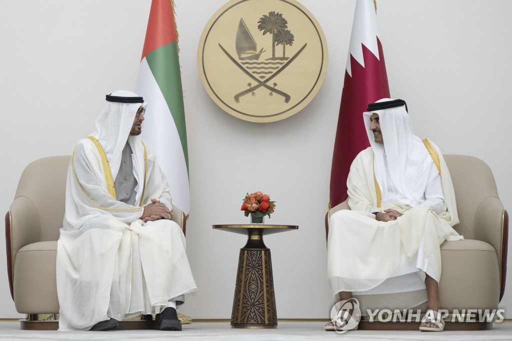 도하서 인사하는 카타르 군주와 UAE 대통령