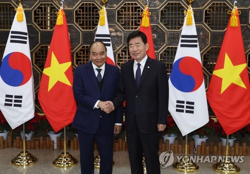 رئيس البرلمان الوطني يلتقي مع الرئيس الفيتنامي