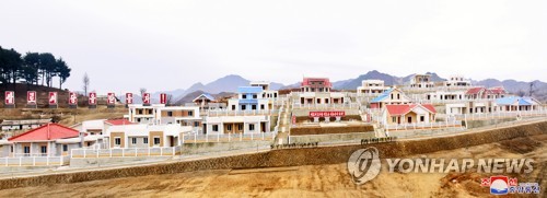 Des maisons rurales près de Pyongyang (KCNA=Yonhap. Utilisation en Corée du Sud uniquement et redistribution interdite)