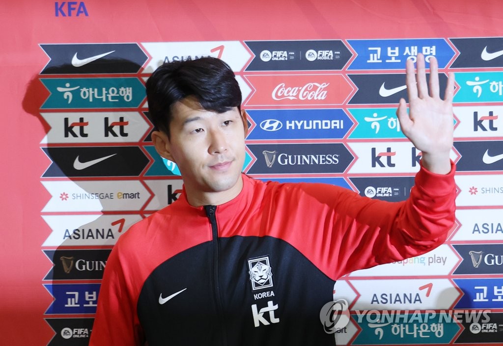 Le capitaine de l'équipe de Corée du Sud de football, Son Heung-min, salue des fans à l'aéroport international d'Incheon, le mercredi 7 décembre 2022.