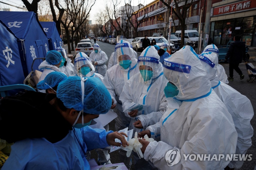 '코로나19 지속' 베이징서 새 보호장비 지급받는 방역요원들