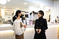 자립준비청년 창업자들과 대화하는 김건희 여사