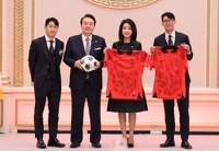 손흥민·이강인 선수에게서 축구공과 유니폼 선물받은 윤 대통령 부부