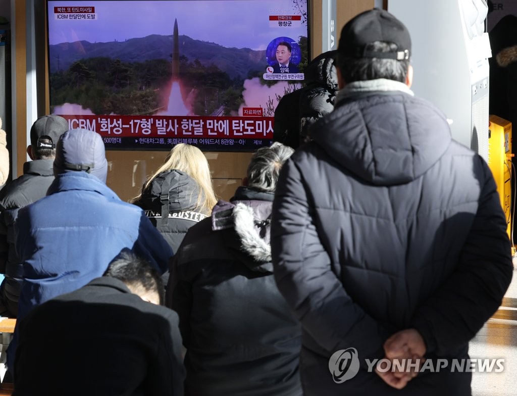 ソウル駅の待合室で北朝鮮の弾道ミサイル発射のニュースを視聴する市民たち＝１８日、ソウル（聯合ニュース）
